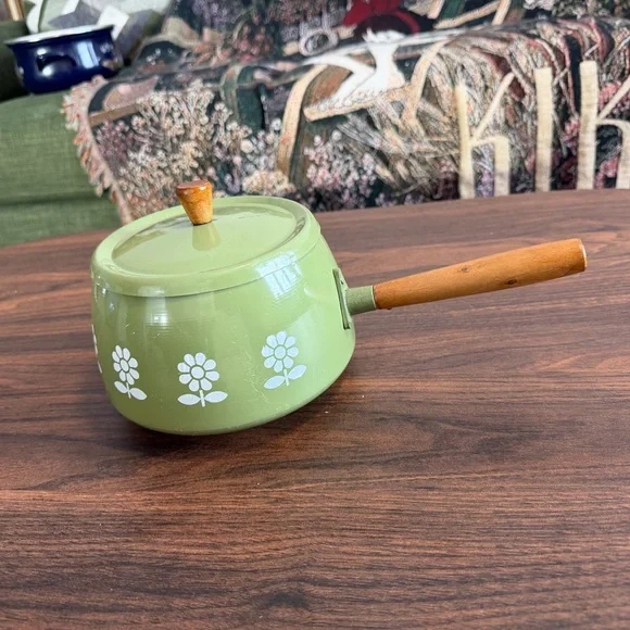 🌼 Vintage Green Enamel Saucepan w/ Lid & Wooden Handle – Mid Century Design🌼 - Picture 4 of 4